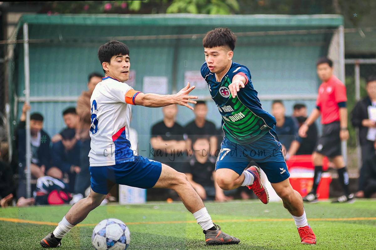 电脑、平板与手机以对角线排列，屏幕之间用细线连接表示观赛记录同步